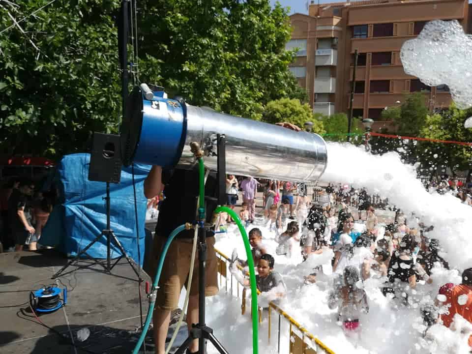 Fiesta de la espuma con niños y adultos disfrutando de la diversión